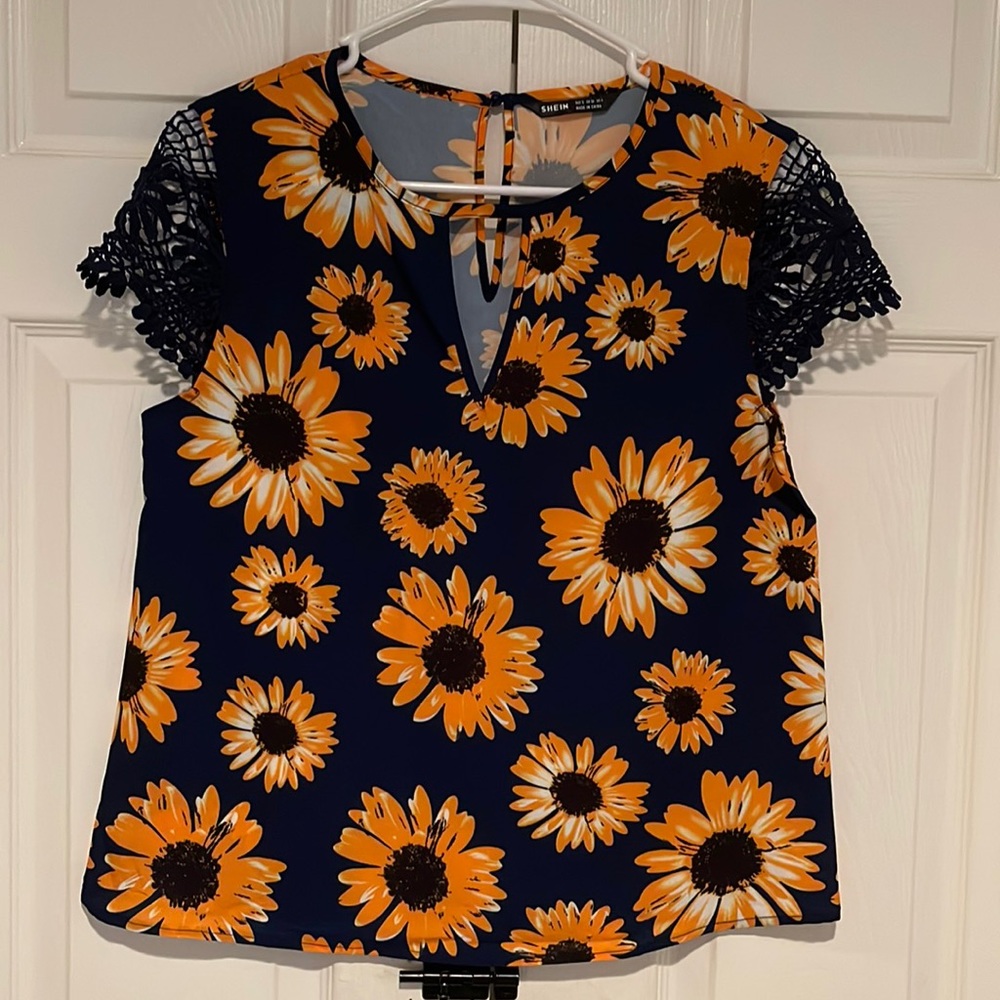 Floral blouse with lace sleeves